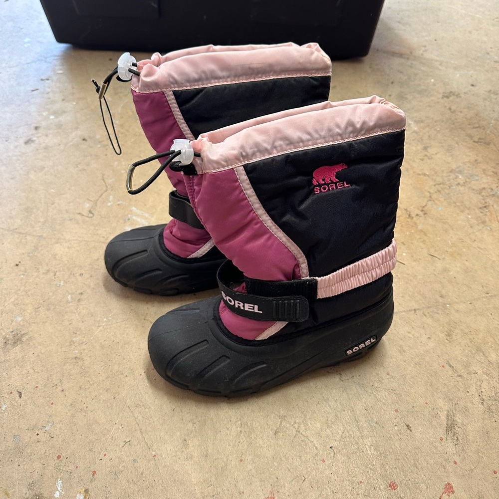 Sorel girls boots size 4. Like new